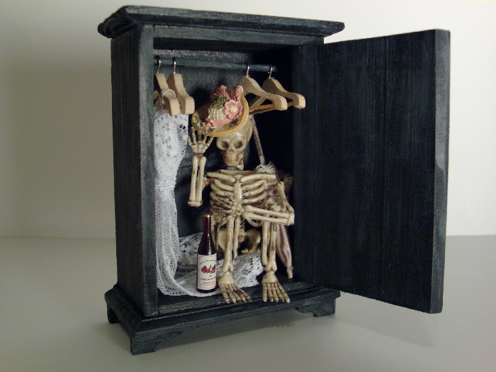 Скелеты в шкафу... за прозрачной дверью