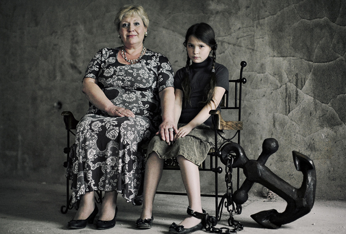 Детская рука тянется к взрослой, но между ними — трещина. Символ разрыва связи и уязвимости в отношениях родителей и детей.