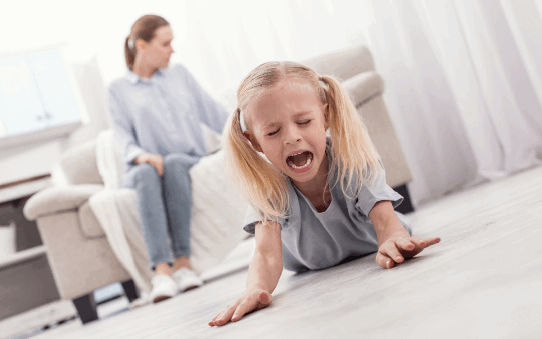 Ребёнок в истерике — плачет, сидит на полу, эмоции на пределе. Сцена из жизни, без осуждения: просто момент, когда чувства захлестнули.