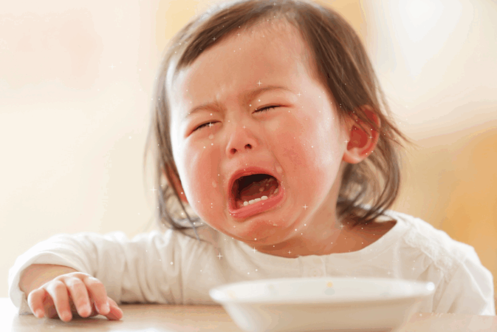 Ребёнок в истерике — плачет, эмоции на пределе. Сцена из жизни, без осуждения: просто момент, когда чувства захлестнули.