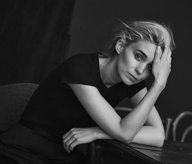 Задумчивая девушка в размышлениях о жизни с грустным лицом