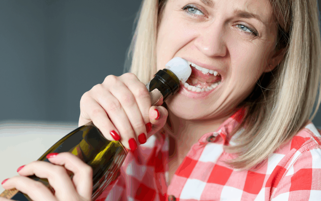 Женщина открывает зубами бутылку шампанского