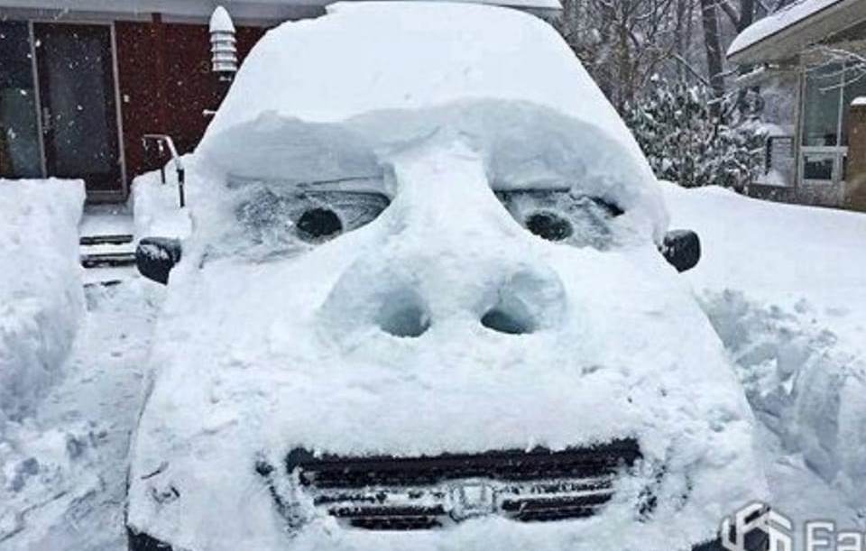 Смешная рожа снеговика на заснеженной машине — иллюстрация к рассказу Славы Сэ о конце зимы