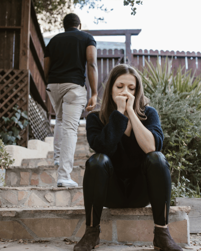 Пара перед расставанием. Напряженные отношения. Парень уходит, девушка расстроена