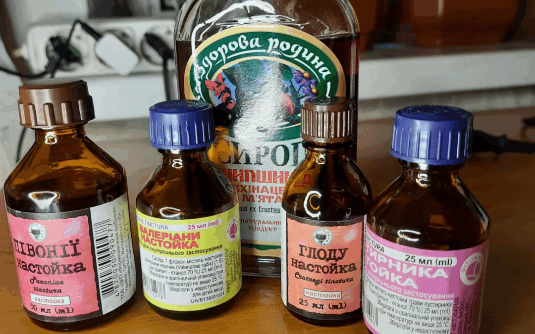 Набор небольших пузырьков с настойками на деревянной поверхности. Этикетки успокоительного, но один из них явно сияет как герой.