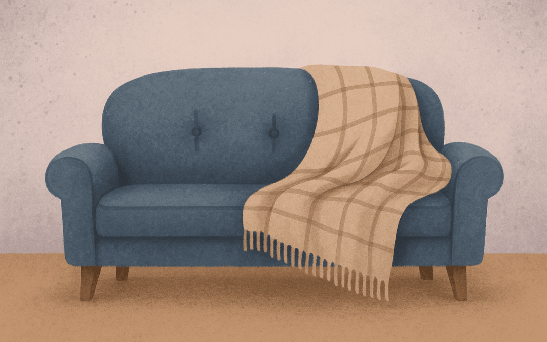 Печальный диван с пледом в пустой уютной комнате, мягкий свет, тишина и лёгкая тоска — как будто кто-то ушёл, но обещал вернуться.